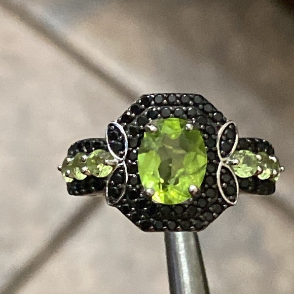 Peridot and Black Spinel Ring - Picture 5 of 10
